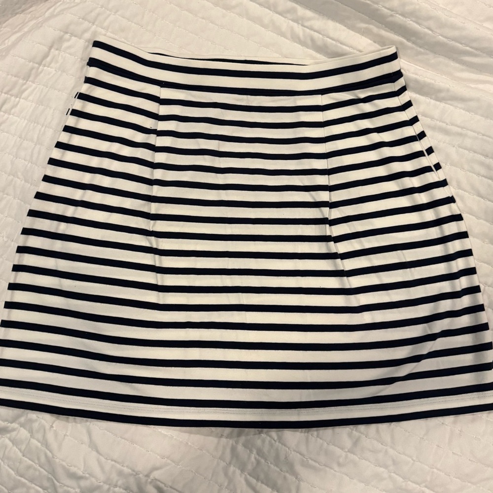 Tommy Hilfiger Black and White Striped Mini Skirt - Like New - w/Pockets!!